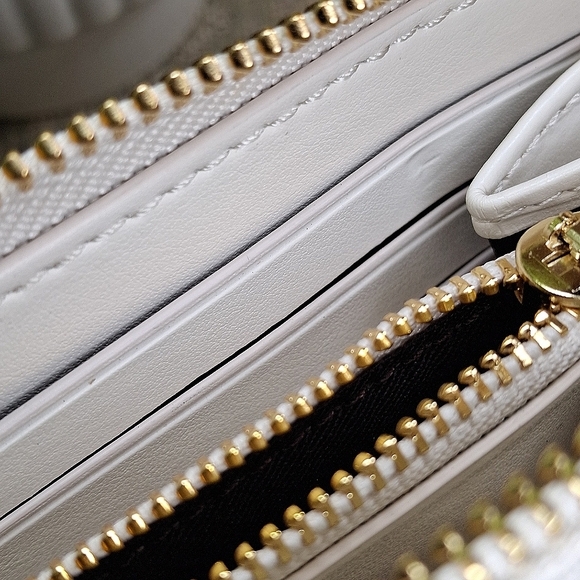 Coach Bow Accordian Leather Zippy Wallet in Chalk off white - Picture 9 of 16